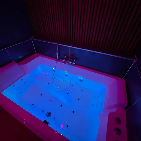 Nuit Magique Jacuzzi, Terrasse & Lit Motorise - 008 Ruão