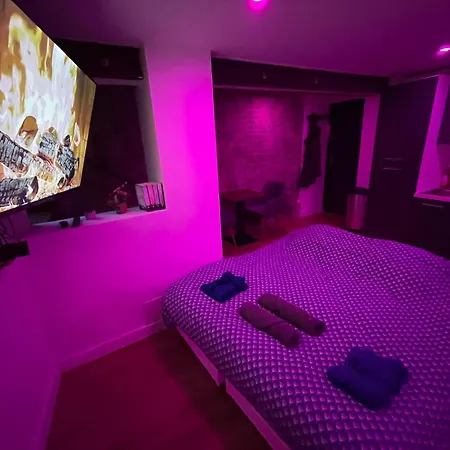 Nuit Magique Jacuzzi, Terrasse & Lit Motorise - 008 Ruão