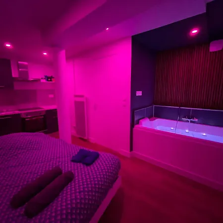 Nuit Magique Jacuzzi, Terrasse & Lit Motorise - 008 * Ruão