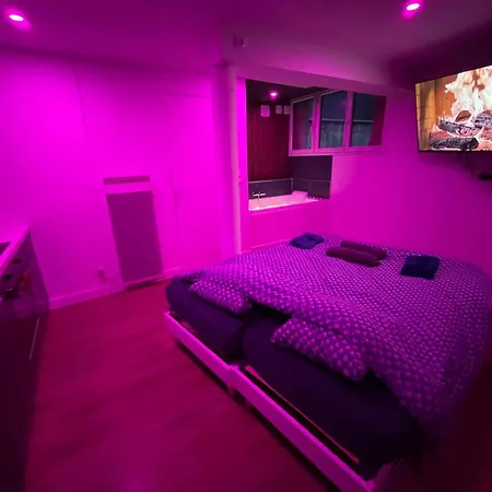 Nuit Magique Jacuzzi, Terrasse & Lit Motorise - 008 Apartamento *