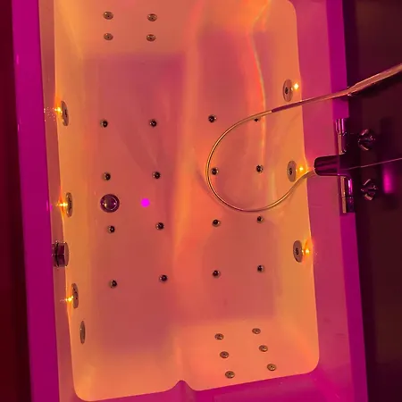 Nuit Magique Jacuzzi, Terrasse & Lit Motorise - 008