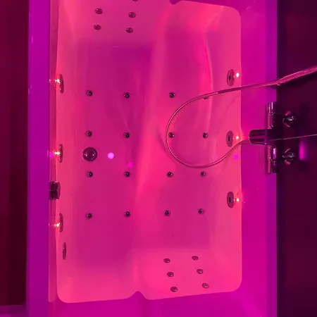 Nuit Magique Jacuzzi, Terrasse & Lit Motorise - 008 * Ruão