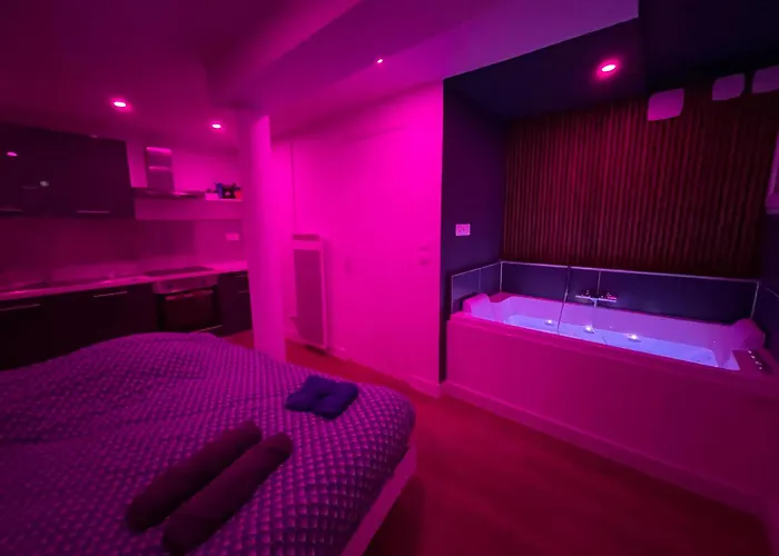 Nuit Magique Jacuzzi, Terrasse & Lit Motorise - 008 * ルーアン